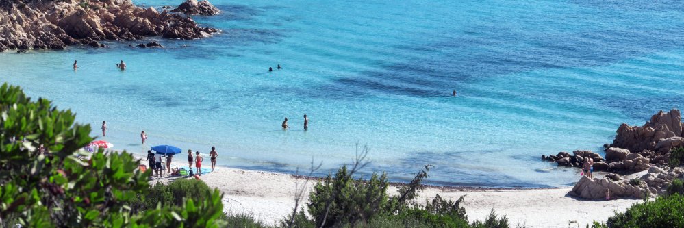 Verano en Cerdeña en Residence Le Onde con barco